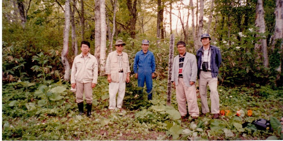 1997년 4월 슈마리나이 공동묘지 외곽 조선인 노동자들이 묻힌 곳을 현장답사하러 갔을 때의 모습. 왼쪽서 두번째가 선주, 맨 오른쪽이 병호. 청계인류진화연구소 제공