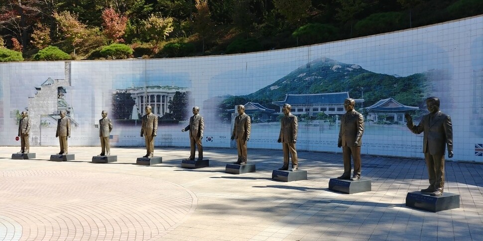 청남대 대통령 광장에 설치된 역대 대통령 동상. 오윤주 기자