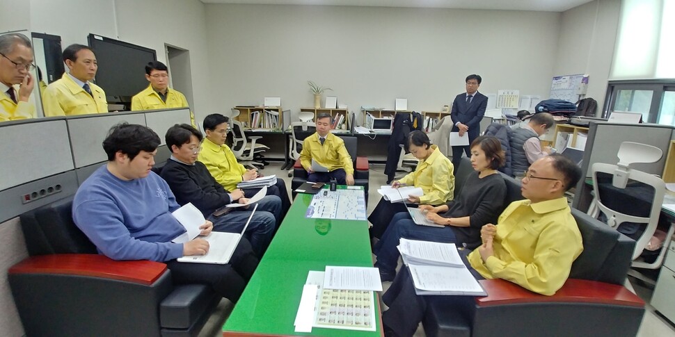 김장회 충북도 행정부지사(가운데)가 21일 오후 충북도청 기자실에서 코로나 19 확진자 발생에 따른 대책을 발표하고 있다.