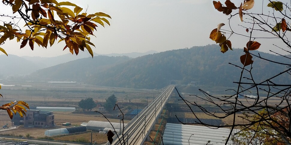 호남선 고속철도 장재터널 위에서 본 세종역 예정지. 오윤주 기자