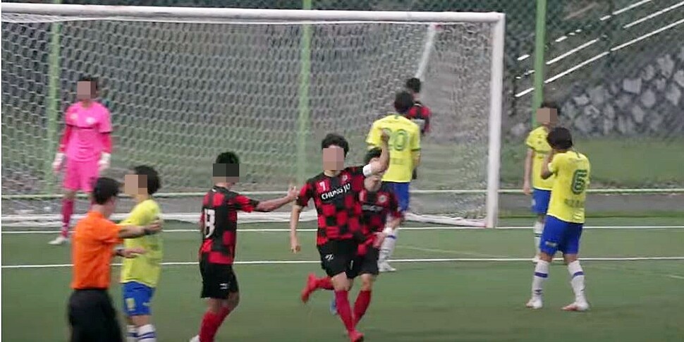 지난해 청룡기 전국 고교 축구 대회에 출전한 충주상고(검은색 하의).