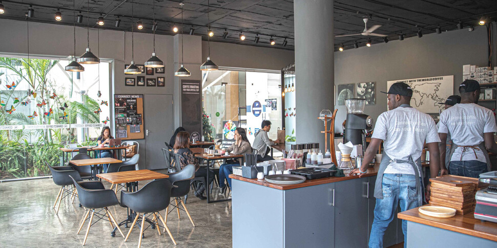 한국 사업가가 케냐에 설립한 커넥트커피(Connect Coffee)의 치로모 지점.  커넥트커피 누리집