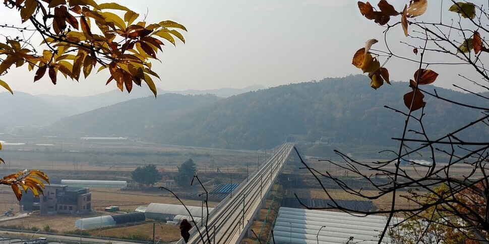 세종역 후보지인 금남면 발산리. 세종역 후보지는 호남선 고속철도 장재~영곡터널 사이 교량 위다. 오윤주 기자