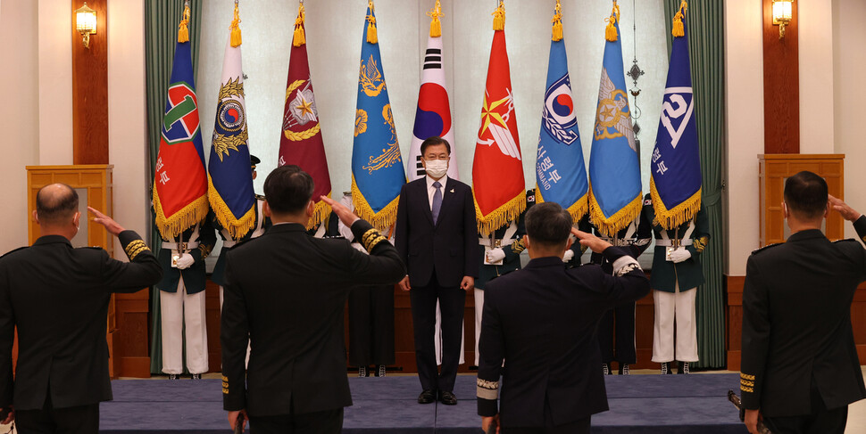 문재인 대통령이 23일 오전 청와대에서 열린 군 장성 진급 및 보직 신고식에서 참석자들의 경례를 받고 있다. 연합뉴스