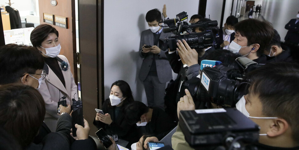 국회 법사위 민주당 간사인 백혜련 의원이 25일 법사위 전체회의가 산회된 뒤 기자들의 질문에 답하고 있다. 연합뉴스