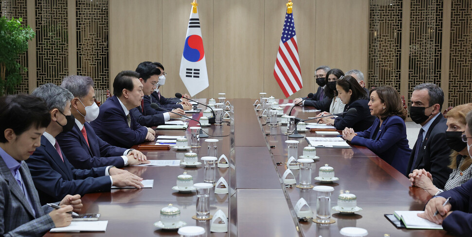 윤석열 대통령이 29일 서울 용산 대통령실 청사에서 카멀라 해리스 미국 부통령을 접견하고 있다. 대통령실사진기자단