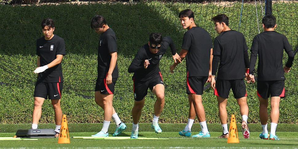 보호 마스크를 착용한 손흥민 등 한국 축구대표팀 선수들이 2022 카타르월드컵 H조 2차전 가나와의 경기를 앞두고 27일(현지시각) 카타르 도하 알에글라 구장에서 훈련하고 있다. 도하/김혜윤 기자 unique@hani.co.kr