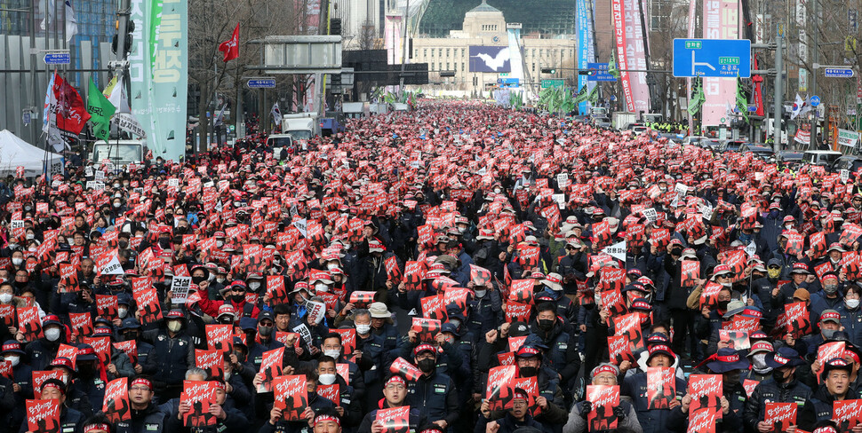 민주노총 조합원들이 28일 오후 서울 중구 세종대로에서 결의대회를 열고 윤석열 정부를 규탄하고 있다. 김경호 선임기자 jijae@hani.co.kr