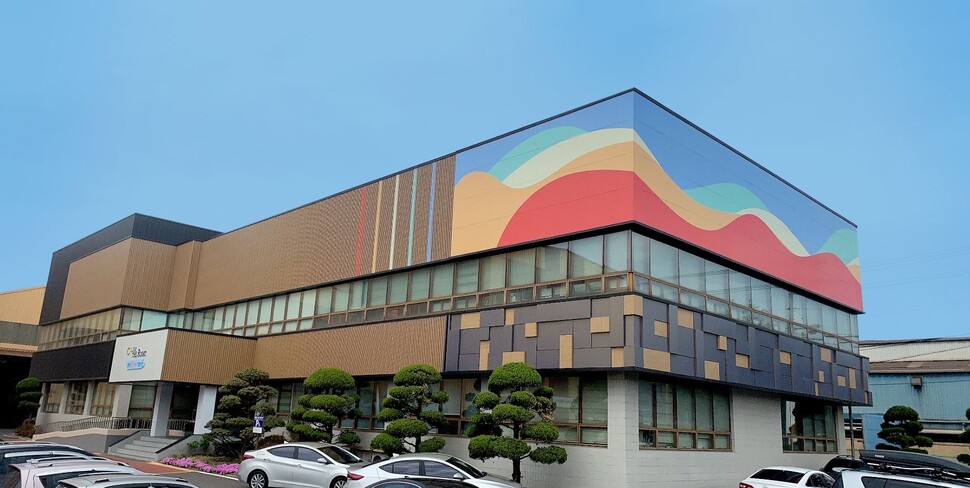 포스코스틸리온 포항 컬러공장 사무동에 적용된 포스아트 강판 시공 사례