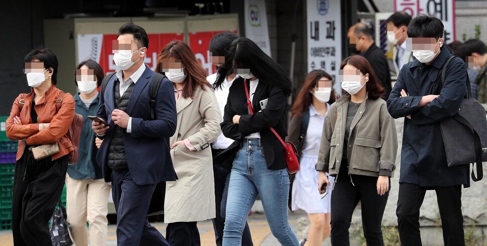 아침 출근길이 쌀쌀한 날씨를 보인 13일 오전 서울 시청 부근에서 시민들이 외투를 입고 걸어가고 있다. 김봉규 선임기자