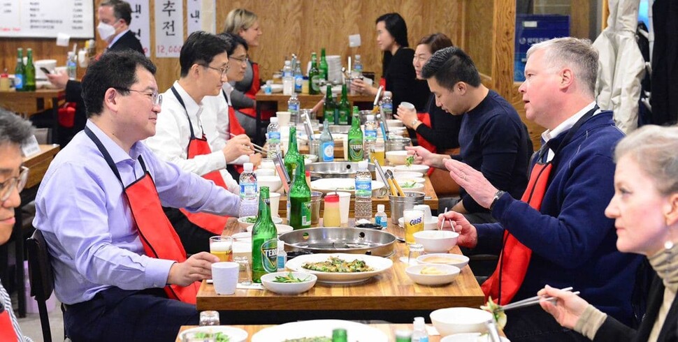 스티브 비건 미 국무부 부장관 겸 대북특별대표가 최종건 외교부 1차관(왼쪽)과 10일 밤 서울 종로구 ‘닭한마리 식당’에서 마주 앉아 이야기를 나누고 있다. 외교부 제공.