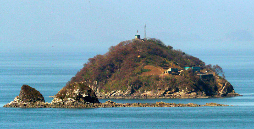 9월24일 오전 인천 강화군 서도면 말도리에서 바라 본 함박도에 북한의 군 시설이 보이고 있다. 국방부는 최근 함박도는 서해 북방한계선(NLL) 북쪽 약 700m에 위치해 북쪽 관할 도서인 것을 현장 확인했다고 밝혔다. 인천/국방부사진공동취재단