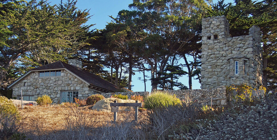 미국 캘리포니아 카멀 해안에 로빈슨 제퍼스가 손수 지은 돌집과 매의 탑. 위키피디아