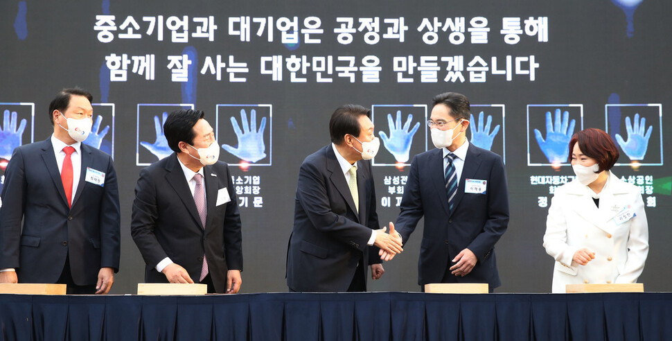 지난 25일 용산 대통령실 앞 잔디마당에서 열린 ‘2022 대한민국 중소기업인대회’에서 윤석열 대통령이 이재용 삼성전자 부회장과 악수하고 있다. 대통령실사진기자단