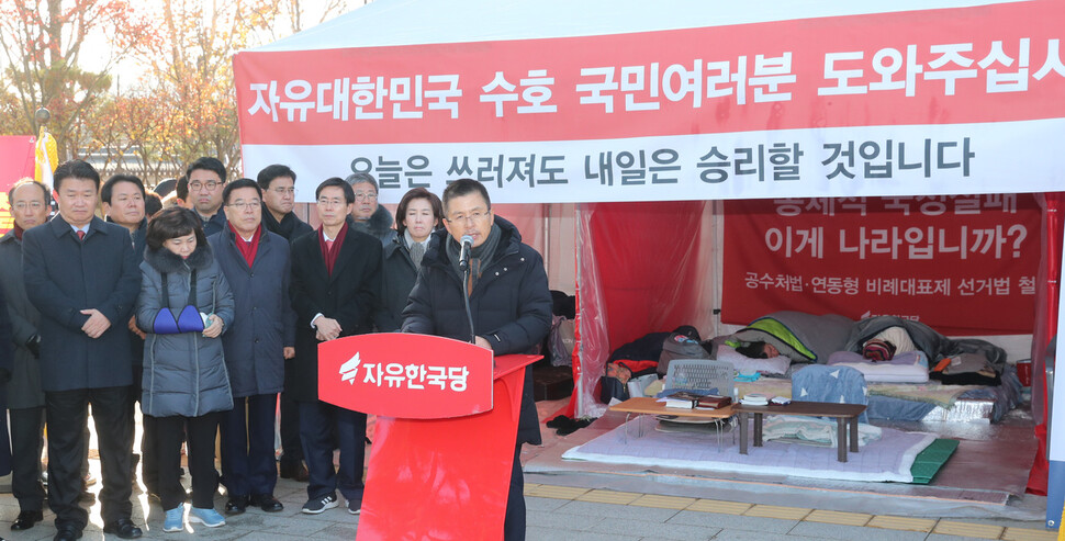 황교안 자유한국당 대표(맨 앞)가 2일 오전 청와대 분수대 단식농성장 앞에서 열린 최고위원회의에서 발언하고 있다. 뒤로 보이는 천막 안에 지난달 28일부터 동조 단식 중인 정미경 의원(오른쪽)과 신보라 의원이 누워 있다. 두 의원은 이날 오전 황 대표의 요청을 받고 단식을 끝냈다. 강창광 선임기자 chang@hani.co.kr