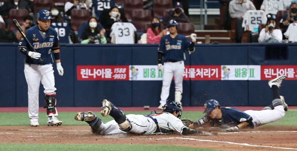 NC 다이노스 박민우가 20일 오후 서울 구로구 고척스카이돔에서 열린 2020 KBO리그 한국시리즈(KS) 3차전 3회초 2사 3루 양의지 타석 때 3루주자로 있다가 두산 베어스 투수 최원준의 폭투 때 홈으로 파고들고 있다. 결과는 세이프. 연합뉴스