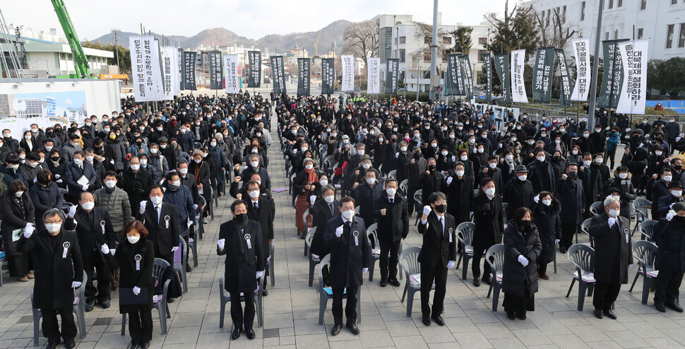 11일 오전 광주 동구 5.18민주광장에서 열린 `민주의 길, 배은심 어머니 사회장' 영결식에서 참석자들이 임을 위한 행진곡을 부르고 있다. 광주/김태형 기자