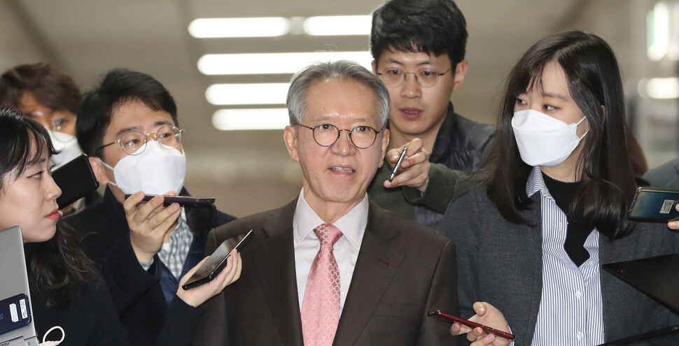 미래통합당 김형오 공천관리위원장이 3일 오전 서울 여의도 국회에서 열린 공천신청자 면접에 참석하며 기자들의 질문을 받고 있다. 연합뉴스