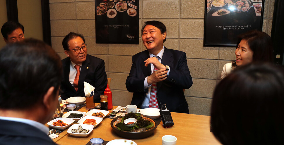 국민의힘 윤석열 대선 후보가 16일 오후 서울 여의도 한 음식점에서 열린 국민의힘 초재선 의원과 오찬에서 이야기하고 있다. 연합뉴스