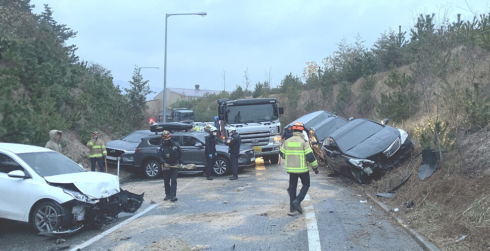 21일 아침 6시42분께 경남 김해시 남해고속도로 진례분기점 부근 휘는 도로에서 차량들이 빙판길에 미끄러지면서 14중 추돌사고가 발생했다. 경남소방본부 제공