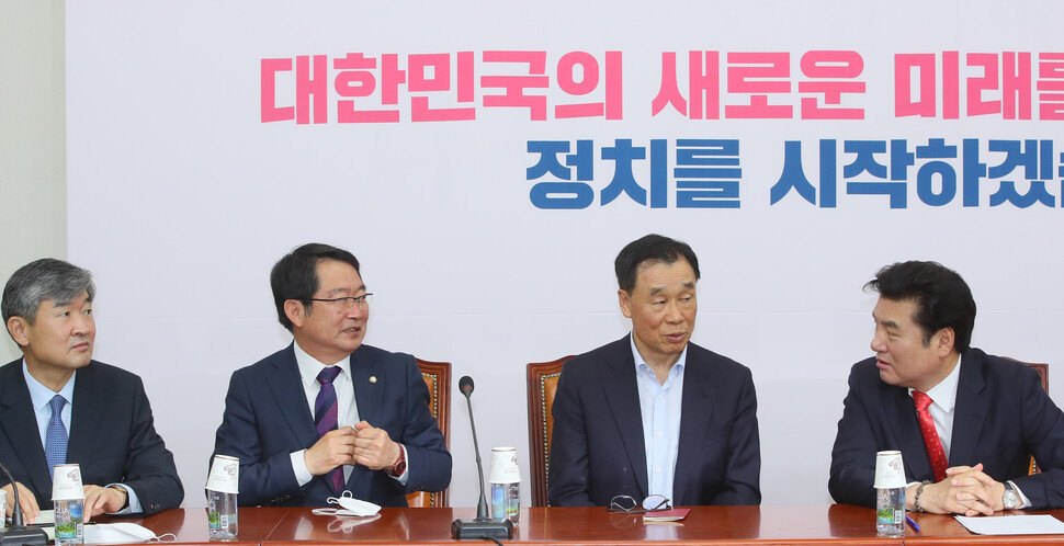 미래한국당 원유철 대표(오른쪽 부터), 김기선 정책위의장, 백승주 원내수석부대표, 조태용 대변인이 12일 국회에서 열린 최고위원회의에서 대화하고 있다. 연합뉴스