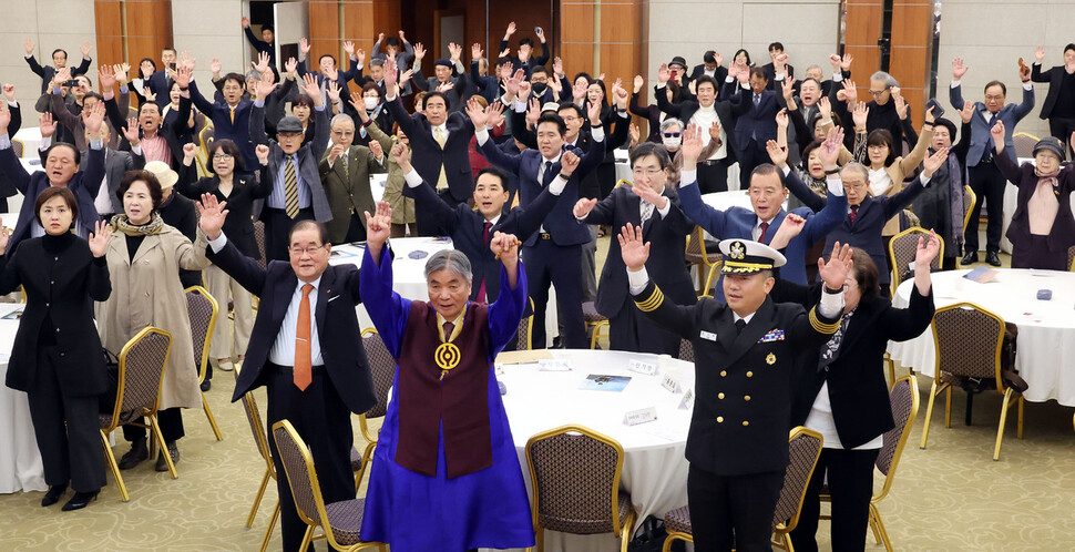 ‘독립전쟁 청산리대첩 전승 103주년 기념식’이 열린 서울 용산구 효창동 백범기념관에서 23일 오전 이종찬 광복회장과 박민식 국가보훈부장관, 강승규 시민사회수석 등 참석자들이 만세 삼창을 하고 있다. 김경호 선임기자 jijae@hani.co.kr