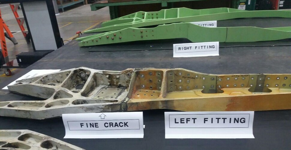 11일 서울 강서구 대한항공 본사 정비고에서 공개된 ’피클 포크’(항공기 동체·날개 접합 부위 구조물). 균열이 확인된 구조물은 정상 부품으로 교체된다. 김태규 기자