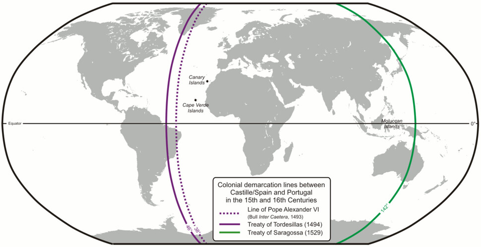 또르데시아스 조약(Treaty of Tordesillas)과 사라고사 조약(Treaty of Zaragoza). 스페인과 포르투갈 사이에 그들이 발견한 새로운 항로와 땅을 두고 맺어진 두 차례의 조약. 1494년, 1529년에 맺어졌다. 보라색의 또르데시아스 조약 이후 마젤란의 태평양 항로의 발견으로 새롭게 맺어진 것이 초록색의 사라고사 조약이다. 이 두 조약을 통해 두 국가는 세계를 둘로 나누어 서로의 권리를 결정하였다. 푸른색 선의 서쪽은 포르투갈, 동쪽은 스페인의 구역으로 설정하였다. 필리핀의 경우 이후 스페인이 조약을 무시하고 점령했는데, 당시 포르투갈은 향신료가 나지 않는 필리핀에는 관심이 없어 신경조차 쓰지 않았다. 출처 위키피디아 https://en.wikipedia.org/wiki/Treaty_of_Zaragoza