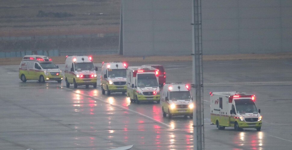 신종 코로나바이러스 감염증 발원지로 봉쇄된 우한에서 온 3차 전세기가 도착한 12일 오전 서울 김포공항 비즈니스센터 계류장에서 의심증상자들을 각각 나눠 실은 구급차가 국립중아의료원으로 이동하고 있다. 백소아 기자