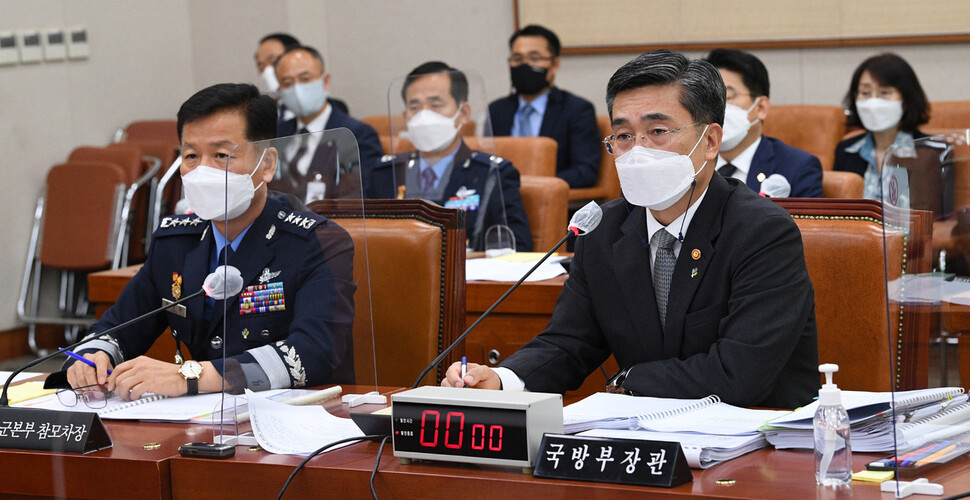 서욱 국방부 장관이 10일 국회 법제사법위원회 전체회의에서 열린 공군 부사관 사망사건 관련 긴급현안 질의에 출석, 답변하고 있다. 연합뉴스