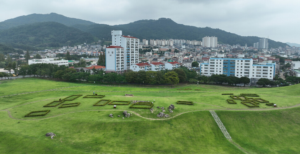 경남 김해 대성동고분군. 대성동 고분군은 모두 304기의 고인돌, 독무덤, 널무덤, 덧널무덤, 구덩식 돌덧널무덤, 돌방무덤이 확인됐지만, 봉분(흙더미를 쌓아올려 만든 둥근 모양의 무덤)은 발견되지 않았다. 박종식 기자