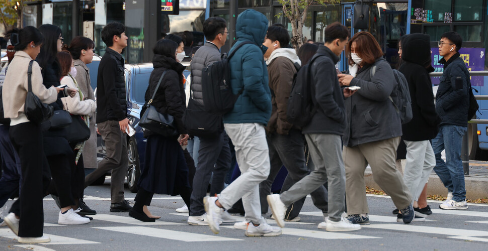 입동을 하루 앞두고 서울지역 최저기온이 3.8도까지 떨어진 7일 오전 서울 광화문 네거리에서 모자를 쓰고 목도리를 두른 시민들이 잔뜩 웅크린 채 출근길을 서두르고 있다. 김정효 기자