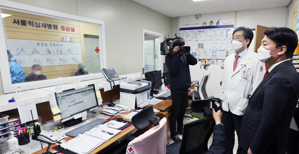 안철수 인수위원회 위원장(오른쪽)과 코로나비상대응특별위원회 위원들이 31일 오후 서울 종로구 서울적십자병원 코로나19 외래진료센터를 방문해 문영수 서울적십자병원장으로부터 의료진 및 환자들의 고충에 관해 청취하고 있다. 공동취재사진