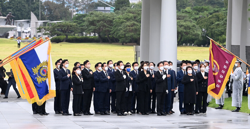 이재명 더불어민주당 신임 대표와 새 지도부가 29일 오전 서울 동작구 국립서울현충원을 찾아 현충탑에 참배하기 전 국민의례를 하고 있다. 공동취재사진