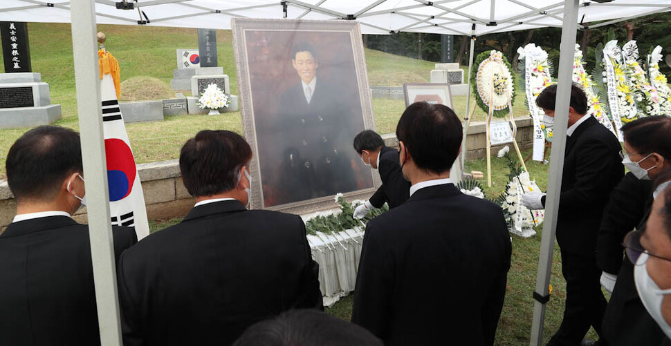 이봉창 의사 순국 90주기 추모식이 10일 오전 서울 용산구 효창공원 삼의사 묘역에서 열려 참석자들이 헌화하고 있다. 김정효 기자 hyopd@hani.co.kr