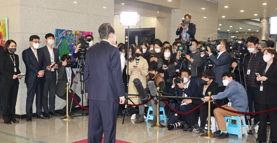 윤석열 대통령이 10일 용산 대통령실로 출근하며 기자들과 약식 회견을 하고 있다. 대통령실사진기자단