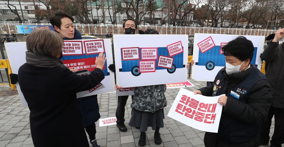 13일 오후 서울 용산 대통령실 앞에서 조계종 사회노동위원회, 참여연대 등 사회종교단체 회원들이 기자회견을 열어 화물연대 탄압 중단 및 안전운임제 일몰제 폐기를 요구하고 있다. 박종식 기자 anaki@hani.co.kr