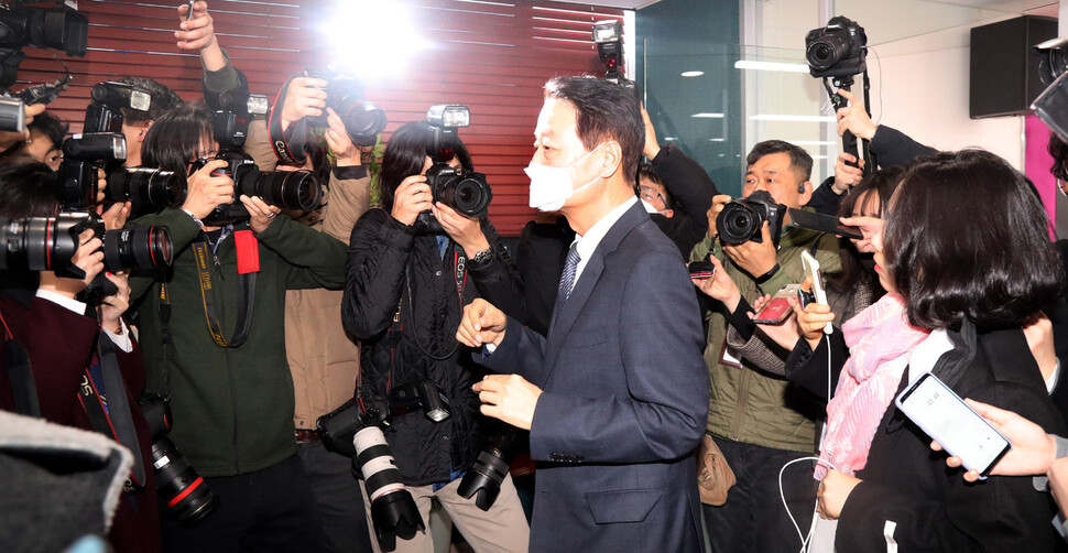 한선교 미래한국당 대표가 19일 오후 서울 영등포구 당사에서 사퇴 회견을 마치고 당사를 떠나고 있다. 김경호 선임기자