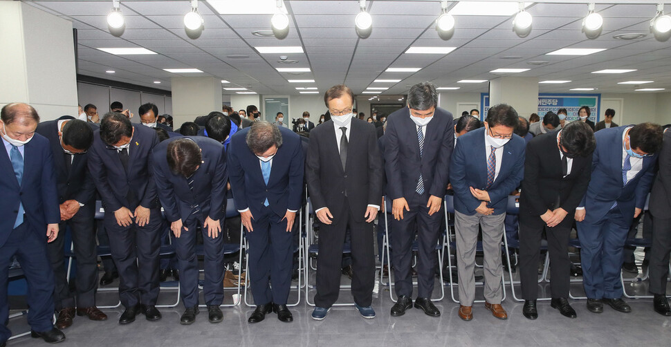 더불어민주당 이인영 공동선대위원장(왼쪽 넷째부터), 이낙연, 이해찬 상임선대위원장과 더불어시민당 이종걸, 우희종, 최배근 상임선대위원장 등이 17일 서울 여의도 당사에서 열린 선거대책위원회 합동 해단식에서 허리 숙여 국민들에게 인사하고 있다. 연합뉴스