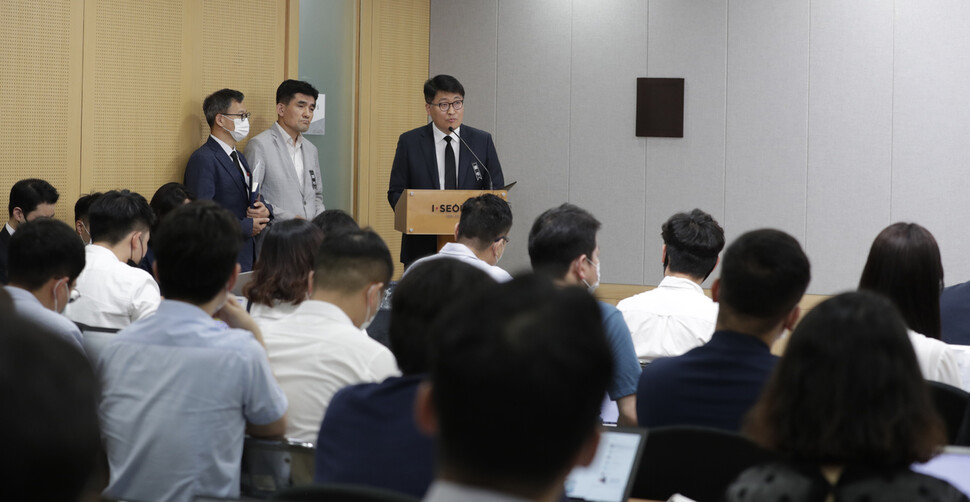 김태균 서울시 행정국장이 10일 오전 시청 브리핑룸에서 열린 백브리핑에서 기자들의 질문에 답변하고 있다. 김혜윤 기자 unique@hani.co.kr