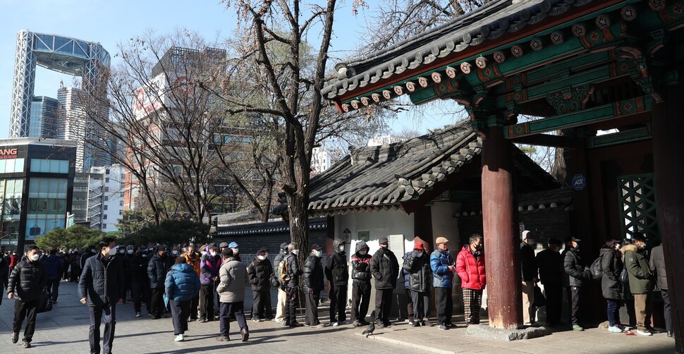 1일 오전 서울 종로구 탑골공원에서 열린 ‘자비의 겨울잠바 나누기’ 행사에서 어르신들이 잠바를 나눔 받기 위해 길게 줄서 있다. 김봉규 선임기자