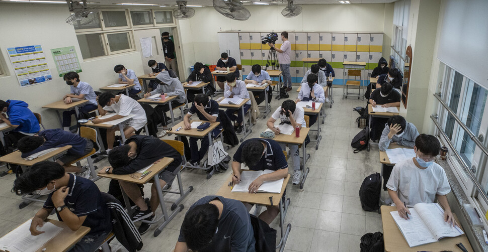 31일 서울 용산구 용산고에서 2023학년도 대학수학능력시험 모의평가가 열려, 수험생들이 시험 시작 전 자습을 하고 있다. 사진공동취재단