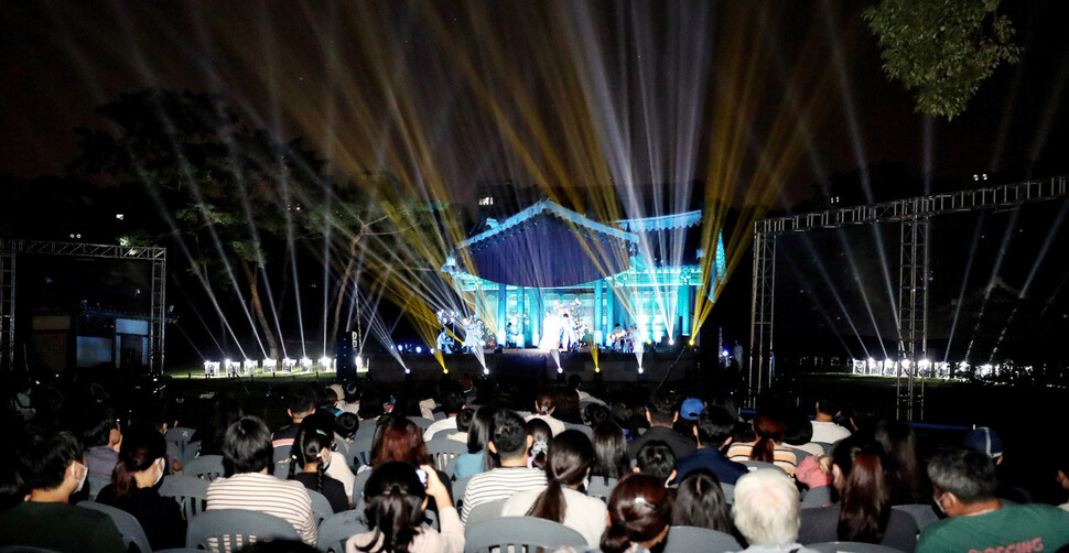 1일 밤 서울 강남구 선정릉에서 ‘2022 조선왕릉문화제, 신들의 정원’이 열려 시민들이 관람하고 있다. 김경호 선임기자 jijae@hani.co.kr