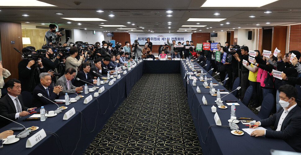 18일 오후 서울 중구 한국언론회관에서 최저임금위원회 제1차 전원회의장에서 박준식 위원장과 공익의원들의 자리가 비어있다. 이날 회의에는 근로자위원과 사용자위원들이 예정 시각에 참석한 반면 박 위원장과 공익위원들은 근로자쪽 노조원들의 회의장 출입을 이유로 회의장에 들어오지 않았다. 백소아 기자