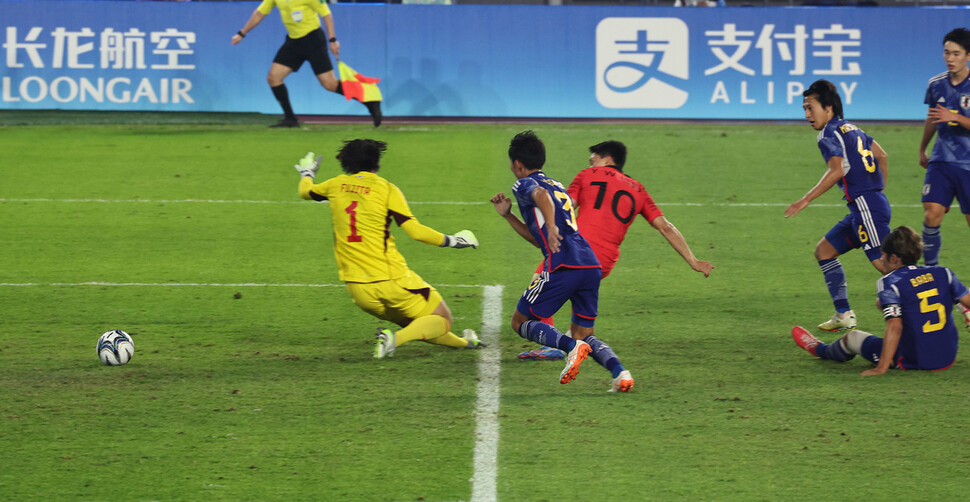 7일 항저우 황룽 스포츠센터 스터디움에서 열린 2022 항저우 아시안게임 남자 축구 결승전 일본과의 경기에서 조영욱이 역전골을 터뜨리고 있다. 항저우/윤운식 선임기자