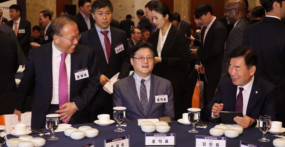 김진표 국회의장과 국민의힘 윤재옥 원내대표, 더불어민주당 홍익표 원내대표가 23일 서울 소공동 롯데호텔에서 열린 개국 29주년 MBN 보고대회에 참석해 대화를 나누고 있다. 공동취재사진