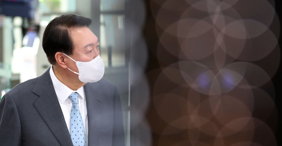 윤석열 대통령이 20일 오전 서울 용산 대통령실 청사로 출근, 기자들의 질문에 답하고 있다. 대통령실사진기자단