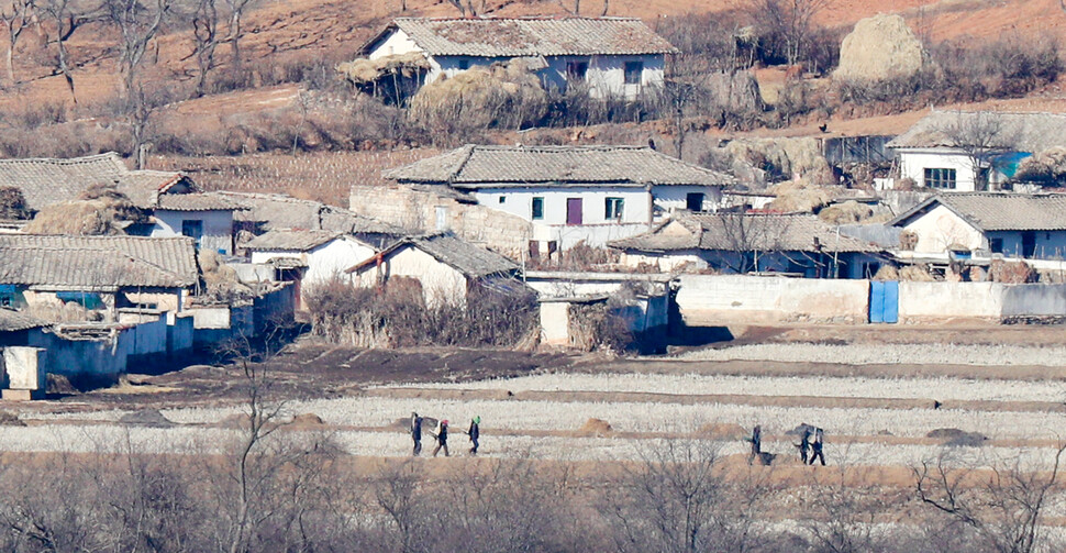 20일 오후 인천 강화도 양사면 강화평화전망대에서 바라본 황해도 개풍군 광덕면 일대에서 북한 주민들이 작업하는 모습이 보인다. 김정효 기자