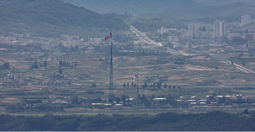 북한 당국이 오는 31일 0시부터 다음달 11일 0시 사이에 인공위성을 발사하겠다는 통보를 일본 정부에 전달했다. 29일 오후 경기 파주시 접경지대에서 바라본 서부전선 비무장지대(DMZ)에서 남측 대성동 마을 태극기와 북측 기정동 마을 인공기가 펄럭이고 있다. 연합뉴스