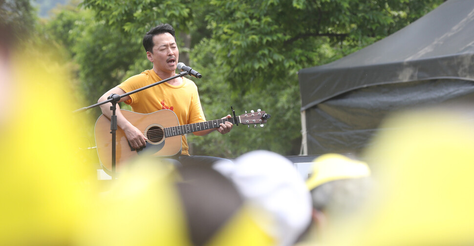 가수 강산에씨가 23일 경남 김해시 진영읍 봉하마을에서 열린 노무현 전 대통령 13주기 추도식에서 추모공연을 하고 있다. 김해/공동취재사진